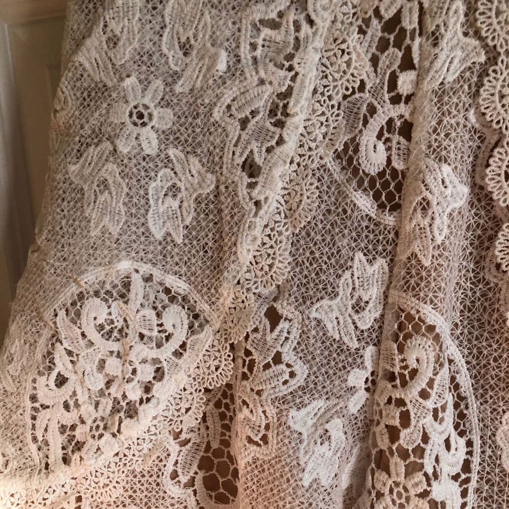 Honey Belle Low-cut Lace Romper - Picture 4 of 5